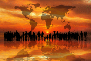Sonnenuntergang, im Hintergrund Abbildung der Kontinente, im Vordergrund Menschen Hand in Hand. Foto: pixabay